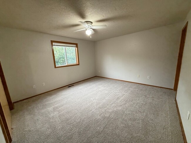 Building Photo - 3 Bedroom Single Story Home on Dead End St...
