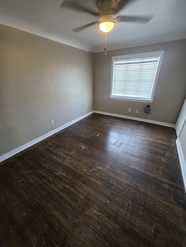 Building Photo - 3 bed 1 bath home, move in ready!