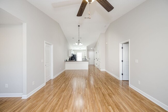 Building Photo - 304 York Ln