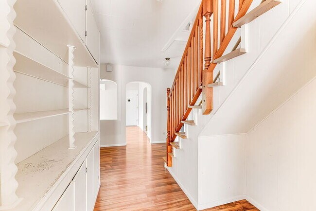 Building Photo - CUTE AND COZY FOUR BEDROOM IN LONGVIEW