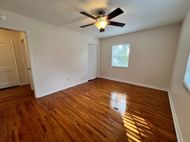 Building Photo - 1009 Clearview Ave
