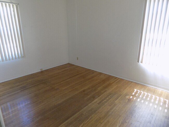 Building Photo - 1145-1147 Montalban St