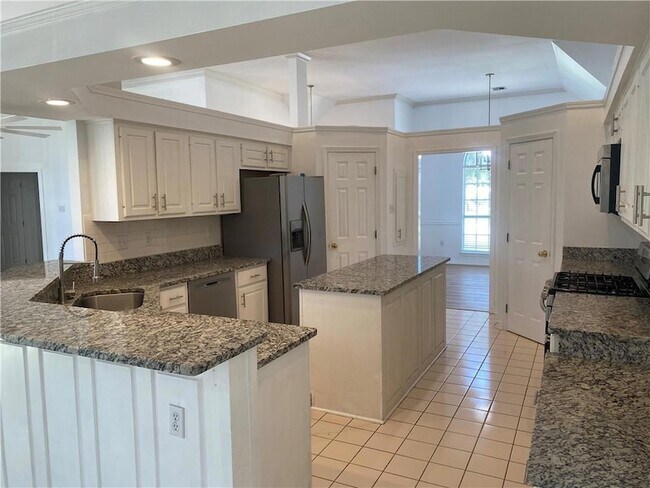 Building Photo - 1373 Fairfield Dr