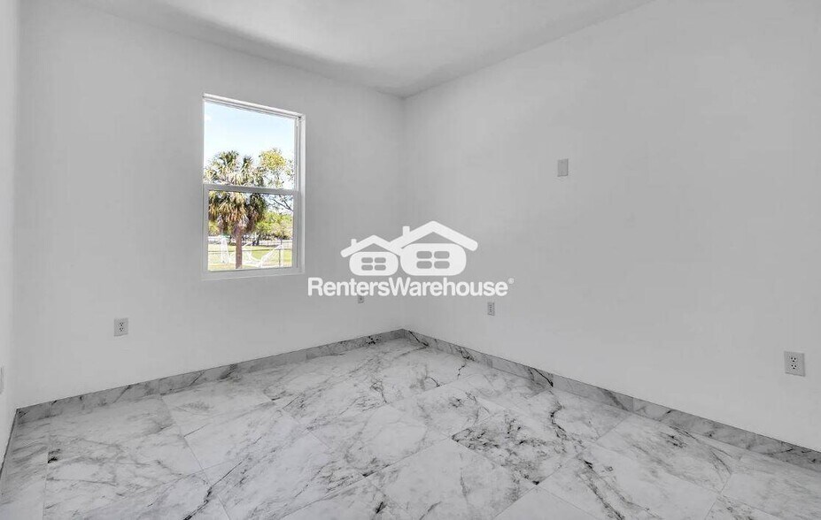 Building Photo - 528 Wideview Ave