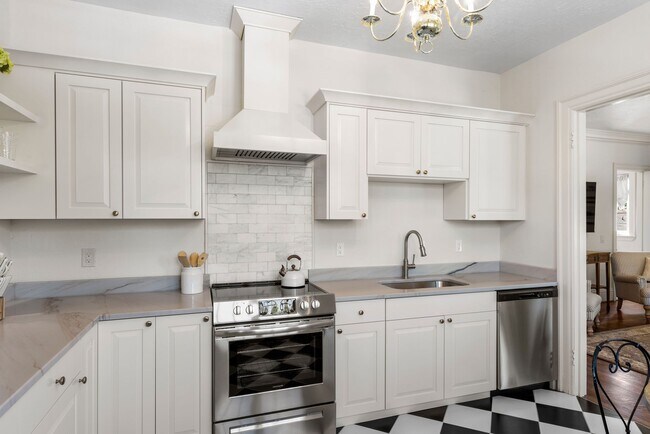 Building Photo - All-Utilities-Included Studio in Historic Bristol Manor | Pet Friendly