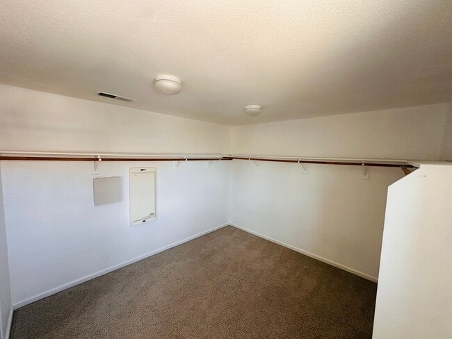 Building Photo - Full Bedroom and Bathroom Downstairs