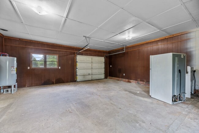 Building Photo - 607 Pinetree Dr