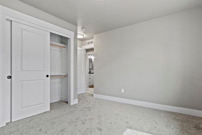 Building Photo - 465 S 3rd E St