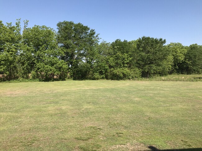 Building Photo - 4 bd 2 bth all brick w/ 2 car garage located on a 1 acre lot - lawn care, water, trash, washer/dr...