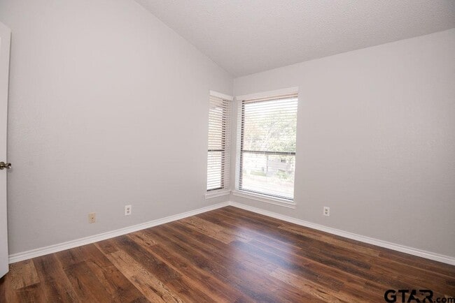 Building Photo - 5917 Hollytree Dr