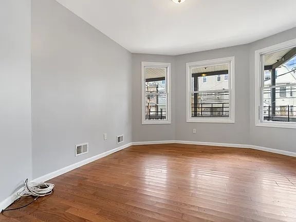 Building Photo - Renovated 3-BRM 2 -Bath Unit 3 nestled in the heart of Newark, NJ.