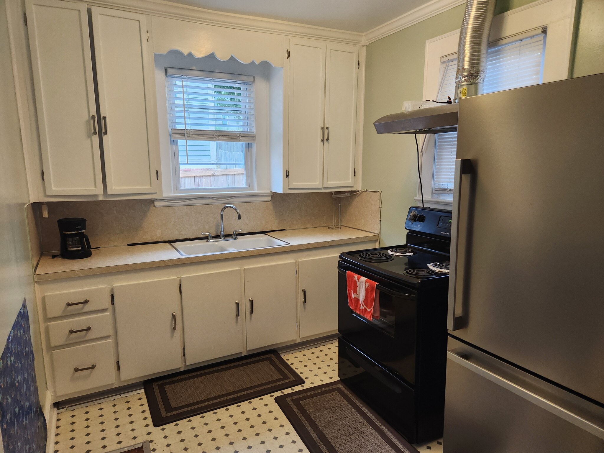 kitchen Unit A - 705 W Markham Ave