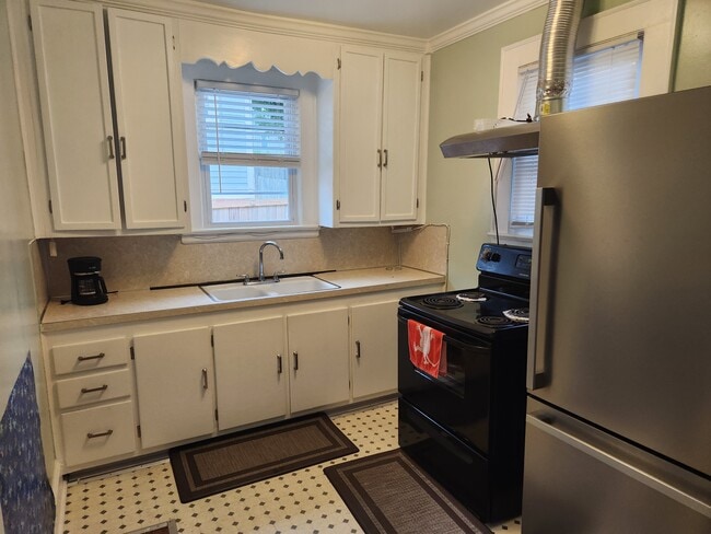 kitchen - 705 W Markham Ave