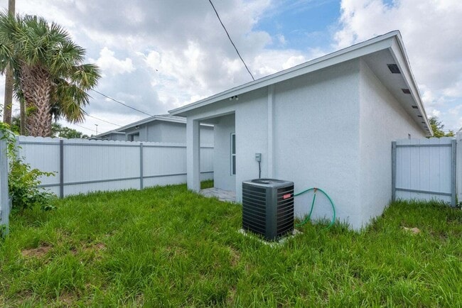 Building Photo - 2831 Saranac Ave