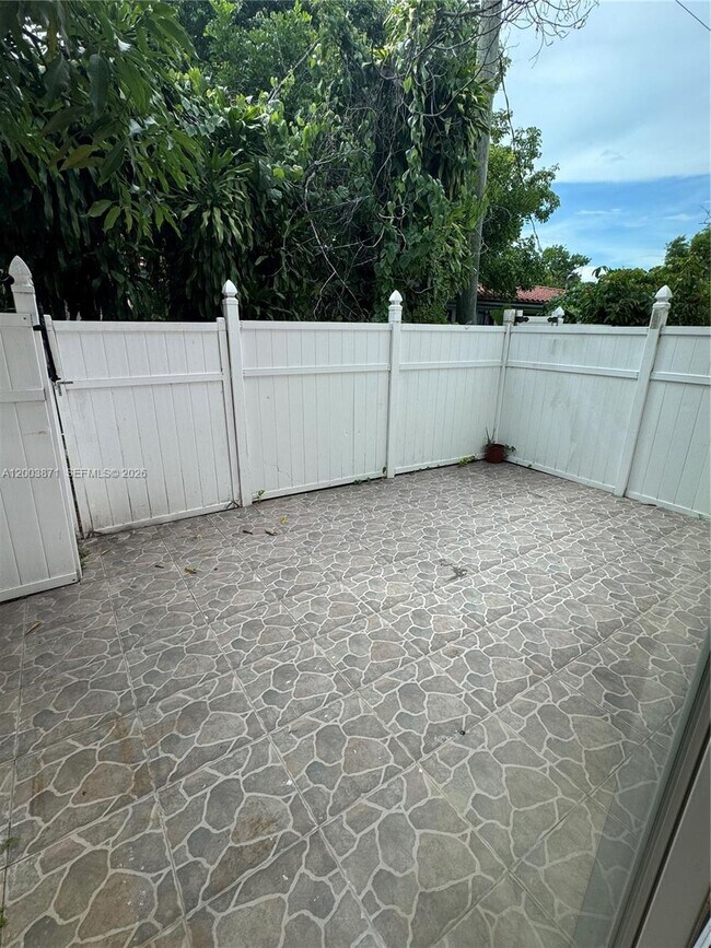 Building Photo - 3920 Woodside Dr