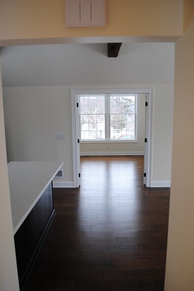 Building Photo - 411 Cardinal Dr