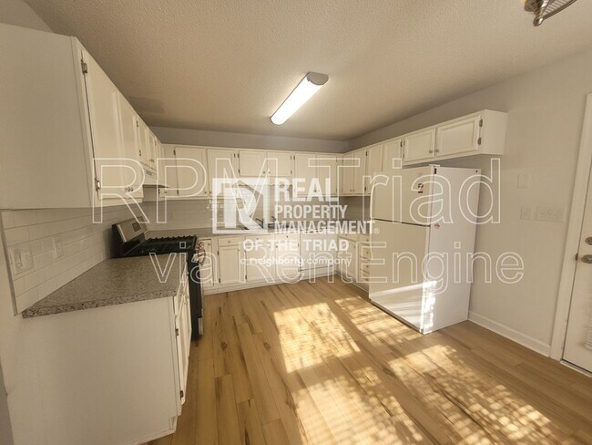 Building Photo - 1349 Brookwood Dr