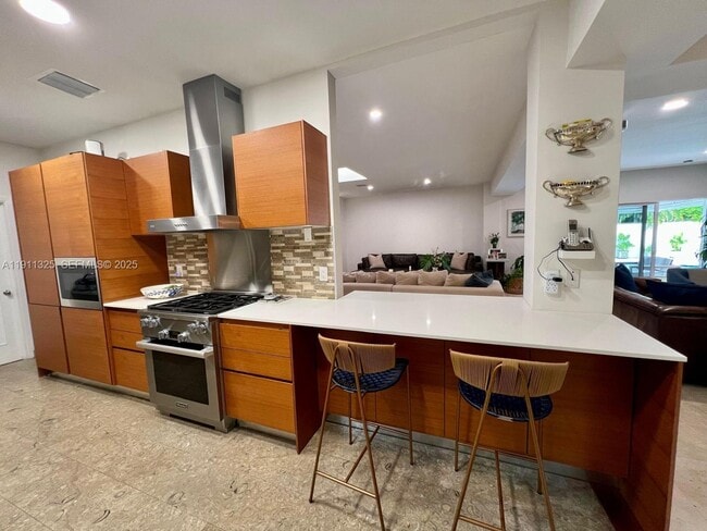 Building Photo - 247 Shore Dr S