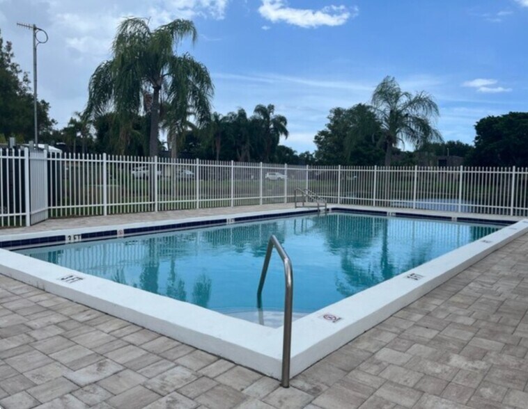 Building Photo - 2384 Waterside Dr