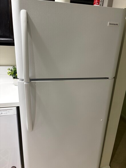 CONDO FRIDGE FREE - 509 Highwood Dr