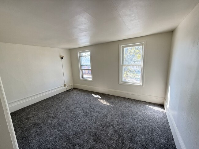 Building Photo - Freshly Renovated 1-Bedroom-Convenient Loc...