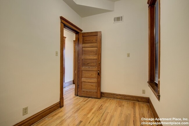 Building Photo - 638 W Drummond Pl