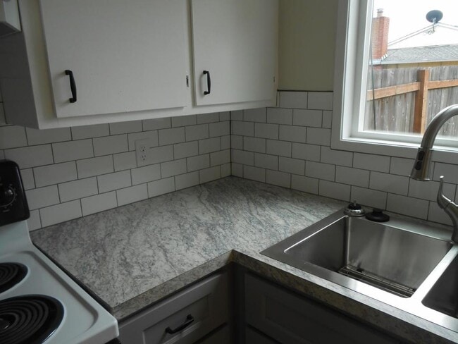 Building Photo - 386 30th Ave SE