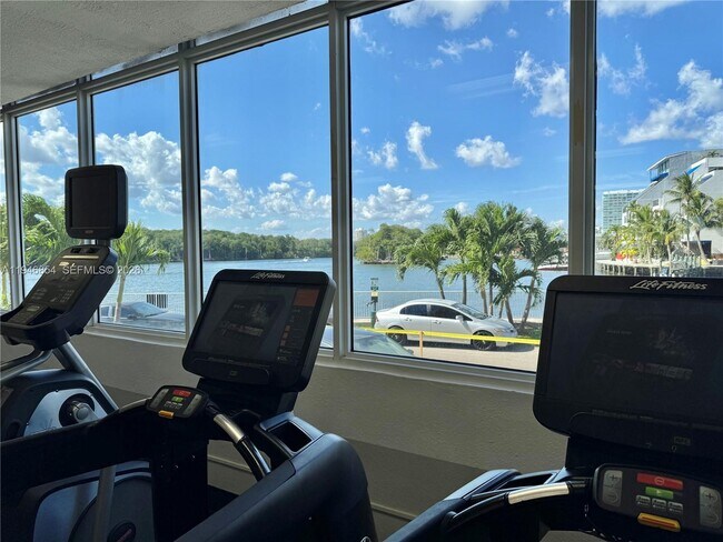 Building Photo - 400 Kings Point Dr