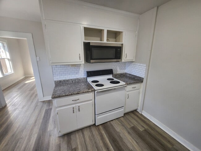 Building Photo - Total-Privacy Property: 3 Bedroom with Big Backyard