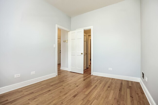 Building Photo - Two Bedroom in Bronzeville!