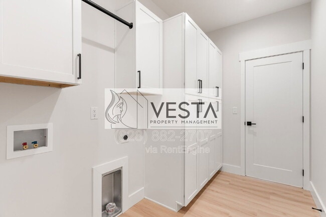 Building Photo - 11 Apple Meadow Ln