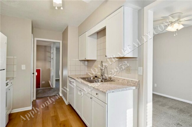 Building Photo - Adorable 3 Bed 2 Bath Duplex in Olathe-Available NOW!!