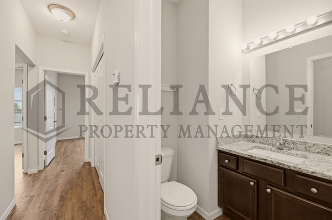 Building Photo - 452 S Longbranch Dr