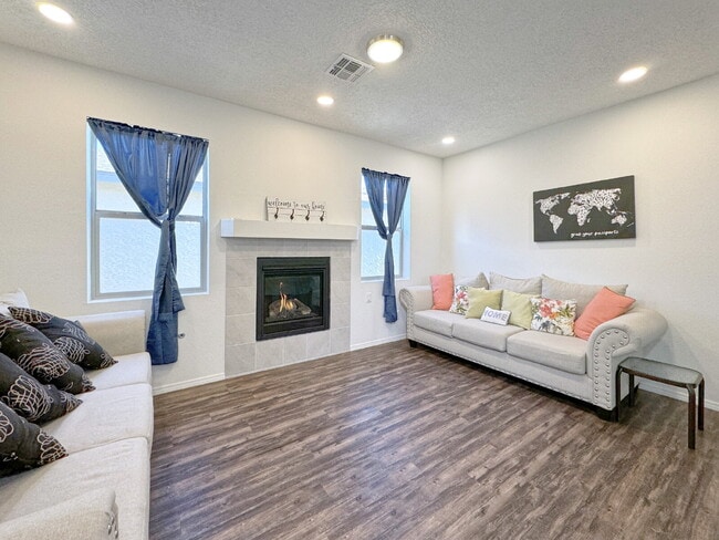 Building Photo - Almost new home in Mountain Hawk area of Northern Rio Rancho.
