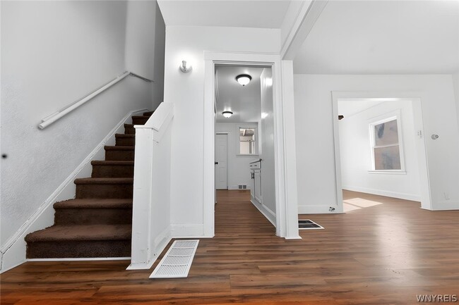 Building Photo - 609 24th St