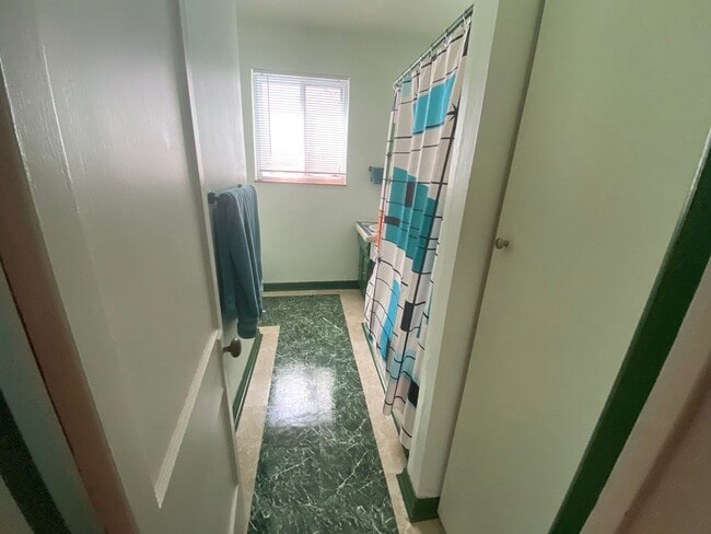 Building Photo - Awesome 2 bedroom Bungalow in Cory-Merill Neighborhood