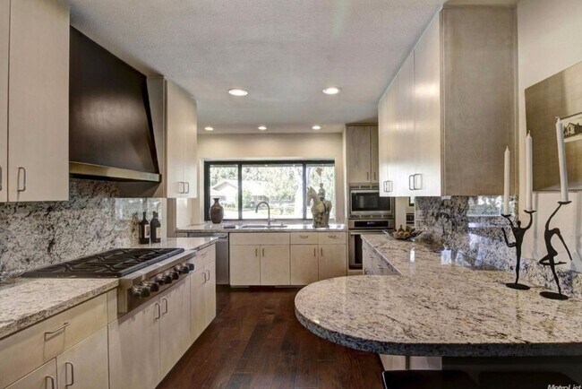 Building Photo - Elegant Fully Renovated 3/3 in Fair Oaks!