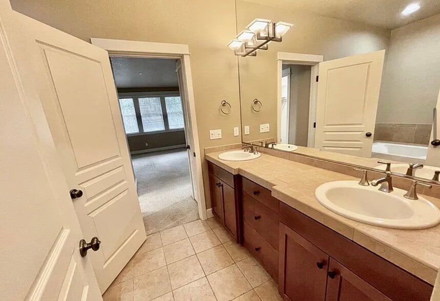 Building Photo - 8557 SE Bristol Park Dr