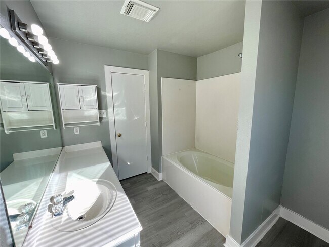 Building Photo - 6103 Settlers Square Ln