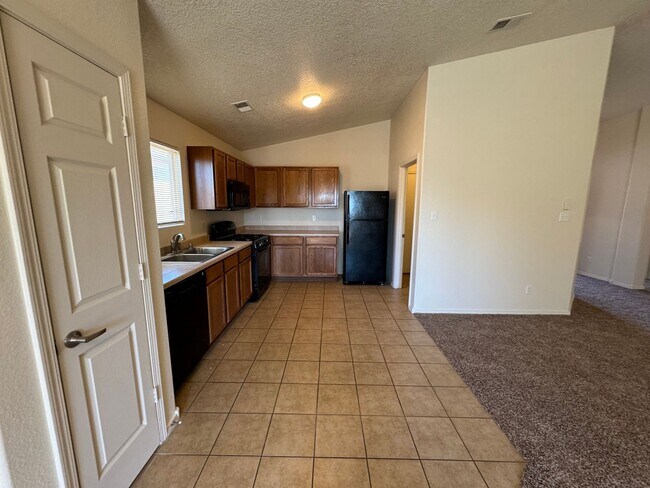 Building Photo - Coming soon!  Great 3 bed, 2 bath, home in Huning Ranch!