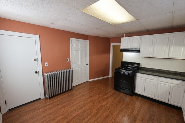 Building Photo - 421 Seaver St