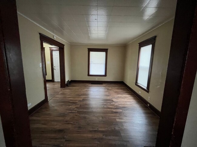 Building Photo - 3 Bedroom House