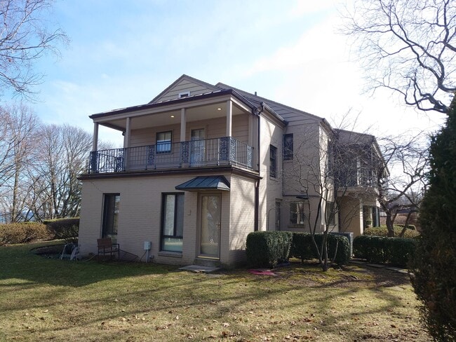 Building Photo - 3222 E Hampshire St