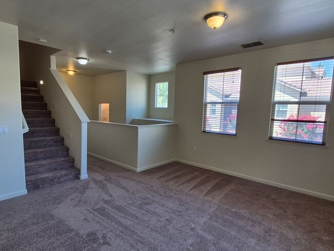 Building Photo - Adorable 3 bedroom 2.5 bath Home