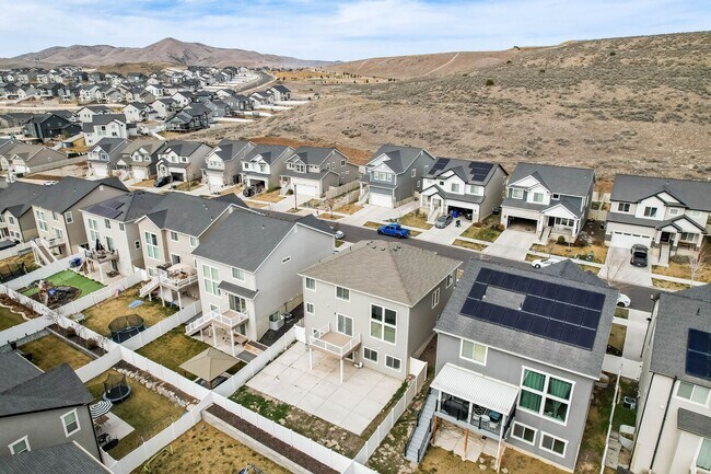 Building Photo - 6 Bedroom 3.5 Bathroom House in Saratoga Springs!