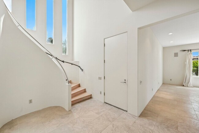 Building Photo - Gorgeous 3 Bed/3 Ba Home Tucked Away in th...