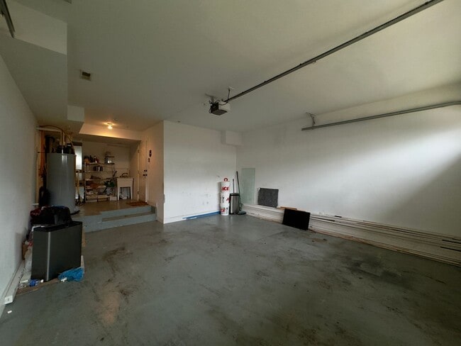 Building Photo - 902 S Linwood Ave