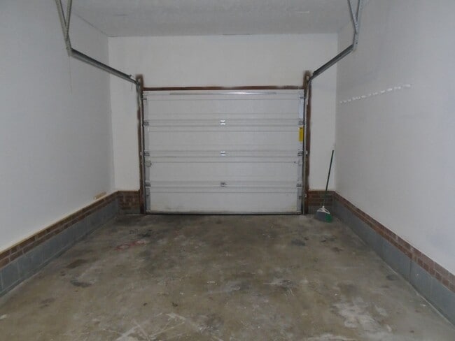 Building Photo - Renovated 3BD/2BA Single Family Home Avail...