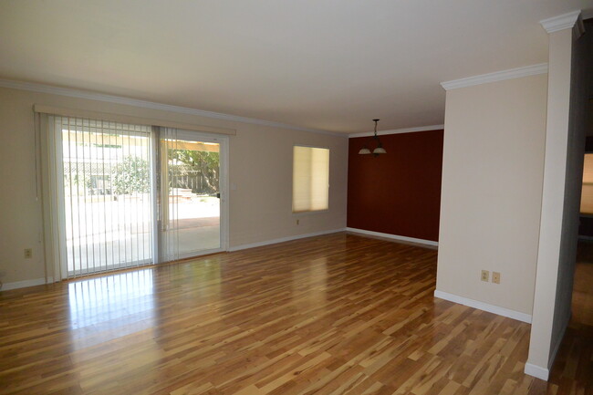 Building Photo - SW 3 Bedroom 2 Bath home with Pool. Yard C...