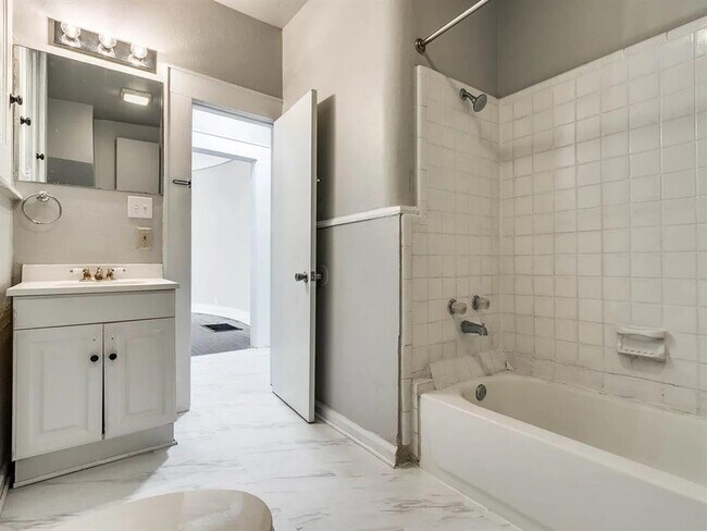 Building Photo - 1740 NW 11th St